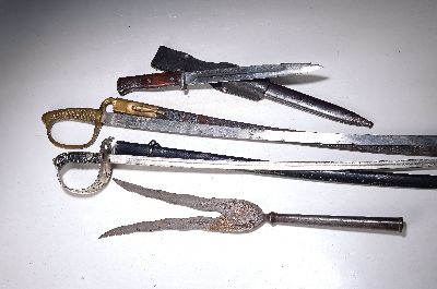 Konvolut aus vier Blankwaffen, Seitengewehr 84/98, J.A. Henckels Zwillingswerk; bekröntes W mit Jahreszahl "18". 1.Weltkrieg, Stahlgefäß ...