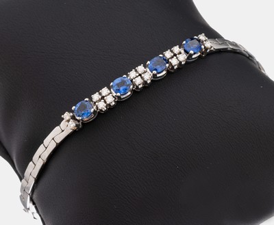 18 kt Gold Saphir-Brillant-Armband, WG 750/000, 4 ovalfacett. Saphire zus. ca. 2.00 ct, 16 Brillanten zus. ca. 0.32 ct Weiß/si, L.ca. 18.5 cm, ...