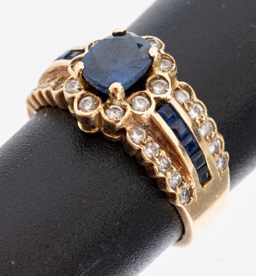 14 kt Gold Saphir-Brillant-Ring, GG 585/000, ovalfacett. Saphir und 10 Saphir- Carrees zus. ca. 1.00 ct, 30 Brillanten zus. ca. 0.20 ct ...