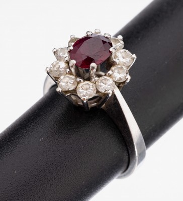14 kt Gold Rubin-Brillant-Ring, WG 585/000,mittig erhaben gefasster ovalfacett. Rubin ca.1.00 ct, 10 Brillanten zus. ca. 1.00 ct Weiß/ si, RW 50, ...