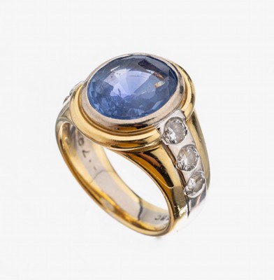 18 kt Gold Saphir-Brillant-Ring, GG/WG 750/000, ovalfacett. Saphir ca. 5.0 ct, Schultern mit 6 Brillanten zus. ca. 0.70 ct Weiß/vs-si, Meistermarke ...