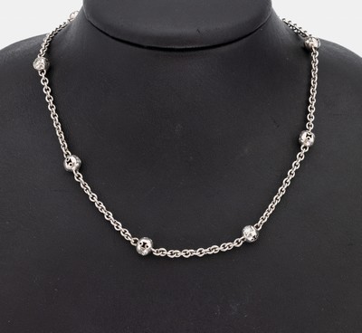 14 kt Gold Brillant-Collier, WG 585/000, 9 kugelförmige Zwischenelemente beids. bes. mit Brillanten, insges. 18 Brillanten zus. ca. 1.80 ct ...