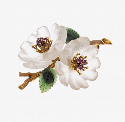 18 kt Gold Farbstein-Blütenbrosche, 1960er Jahre, GG/WG 750/000, 2 Blüten aus Bergkristall geschnitten, Blätter Nephrit, 6 rundfacett. Rubine als ...