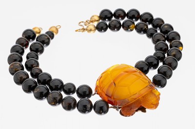 Ausgefallenes Bernstein-Collier, Mittelteilvollplastische Schildkröte, aus einem Stück Bernstein geschnitten und geschliffen, 2-rhg. Kette aus ...