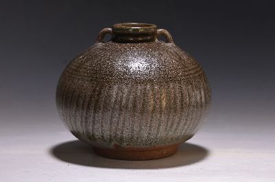Doppelhenkelvase, China, 19. Jh., Keramikkorpus mit grüner Seladonglasur und Krakelee, Rillen- und stil. Blätterdekor, H. ca. 15 cm