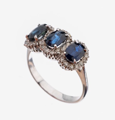 14 kt Gold Saphir-Brillant-Ring, WG 585/000, bes. mit 3 ovalfacett. Saphiren zus. ca. 1.80 ct, umgeben von 36 Brillanten zus. ca. 0.32 ct get./p, RW ...