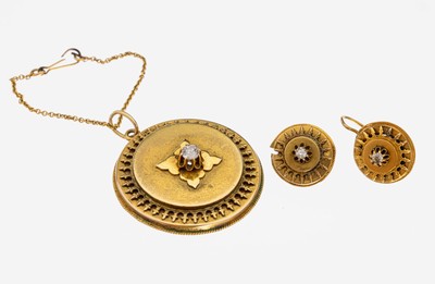 14 kt Gold Diamant-Schmuckset, deutsch um 1860-80, GG 585/000 gepr., best. aus: Anhänger und Paar Ohrstecker (1 x besch.), 3 Altschliffdiamanten ...