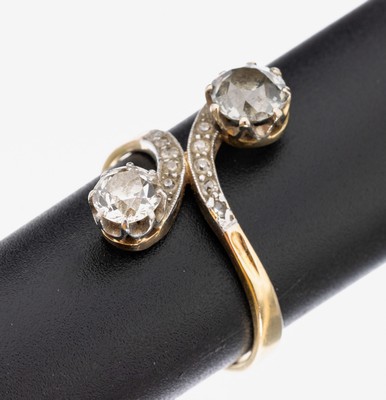 18 kt Gold Jugendstil Diamant-Ring, um 1910, GG 750/000 und Platin gepr., 2 Altschliffdiamanten zus. ca. 1.90 ct Weiß- l.get.Weiß/si, 10 Diamanten ...
