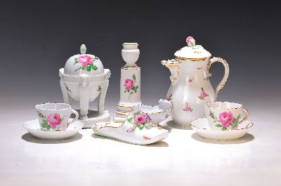 7 Geschirr-/Zierteile, Meissen, 19./20. Jh., u.a. Mokkakanne, gestreute Röschen, Deckelrose min. best., H. ca. 17cm; Porzellanschuh mit applizierten ...