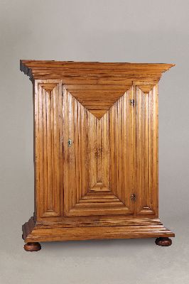 Frankfurter Wellenschrank/Spaltschrank, wohl Hessen, um 1750, Fichte massiv, kräftig ausgewogenes Wellenprofil, orig. Schloss und orig. Schlüssel, ...