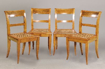 4 Biedermeier Stühle, um 1825/30, Nußbaum massiv, Rückenlehne furniert, Sitzgeflecht erneuert, Vorderbeine geschwungen, stabiler Zustand, ...
