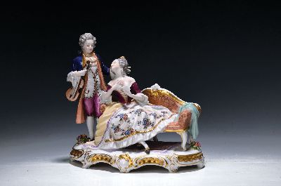 Große Porzellanfigurengruppe, Unterweissbach, 20. Jh., Edeldame auf dem Sofa mit einem Geigenspieler, bunt bemalt, Goldstaffage, ca. 24x26x15cm