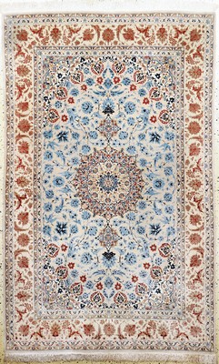 Esfahan fein, Persien, Mitte 20.Jhd, Korkwolle mit und auf Seide, ca. 235 x 148 cm,ca. 1,0 Mio. Kn/qm, EHZ: 2(Fransen erneuert), leicht verfärbt.