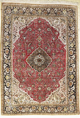 Ghom Seide, Persien, Anfang 20.Jhd, reine Naturseide, ca. 200 x 145 cm, EHZ: 2(Fransen erneuert)