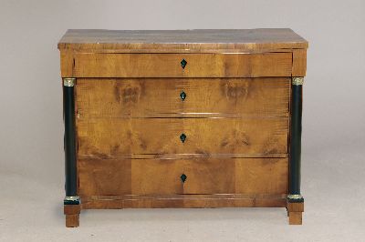 Biedermeier Kommode, deutsch, um 1820/30, Kirschbaumfurnier 4 Schubladen, Vollsäulen in schwarz, obere Schublade leicht vorspringend, ca. 94 x 121 x ...