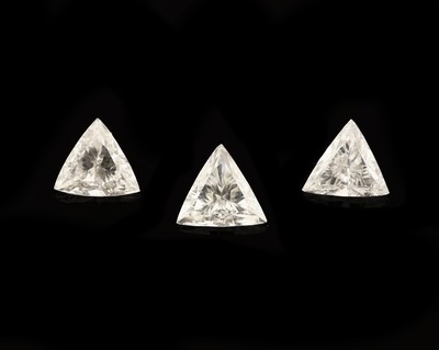 Lot 3 lose Diamanten, facett. Triangeln, zus. ca. 0.98 ct feines Weiß-Weiß/vs2-si