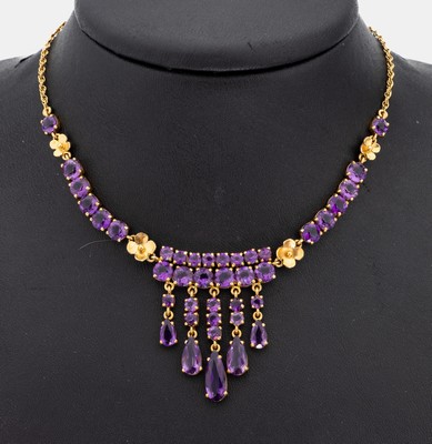 18 kt Gold Amethyst-Collier, GG 750/000, Mittelteil mit 5 bewegl. Abhängungen, 35 rundfacett. und 5 tropfenf. facett. Amethyste zus. ca. 12.0 ct, ...