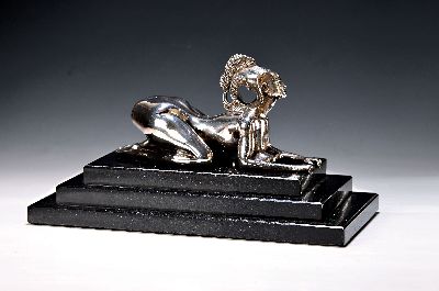 Ernst Fuchs, 1930-2015, Wien, Sphinx, Sterling Silber massiv (ca. 3000 g), Auflage 299 Exempl., ca. 12.5x23x11cm, Sockel schwarzer Marmor mit 3 ...