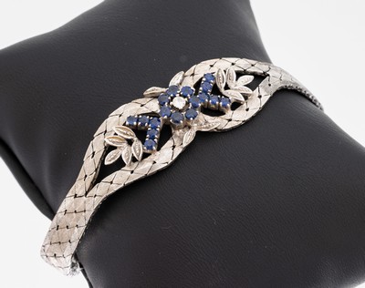 14 kt Gold Saphir-Brillant-Armband, 1970er Jahre, WG 585/000 sat., florales Mittelteil, 17 rundfacett. Saphire zus. ca. 1.10 ct, 1 Brillant ca. 0.07 ...