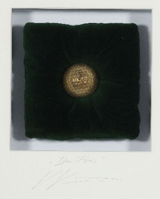Volker Kühn, geb. 1949, Der Preis, Objektkasten, handsign. und betitelt, motiv 14x14 cm,ball ca. 4cm, unter Glas, gesamt ca. ca. 50x40 cm ,