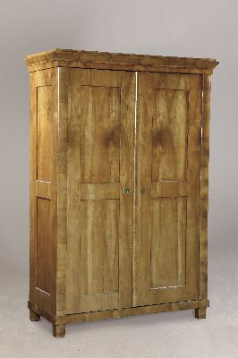 Biedermeier Schrank, um 1820/30, Kirschbaumfurnier, zweitürig, acht Kassetten, 187 x 157 x 55 cm, EZ 2-3, 1 Schlüssel