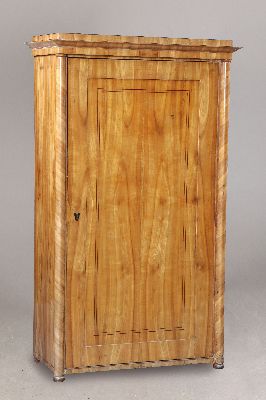 Biedermeier Schrank, wohl Österreich, um 1840, Kirschbaumfurnier, eintürig, mit Einlegeböden, doppelte Fadeneinlage, ca. 166 x 98 x 48 cm, EZ 2-3, ...