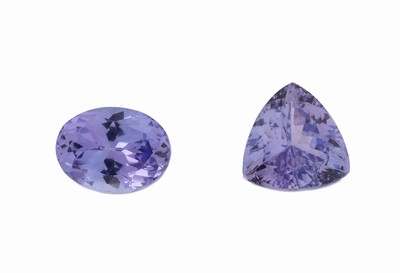 Konvolut 2 lose Tansanite: 1 x facett. Triangel-Schliff ca. 1.98 ct, ca. 7.86 mm; 1 x oval facett. ca. 2.04 ct, ca. 6.6 x 8.5 mm