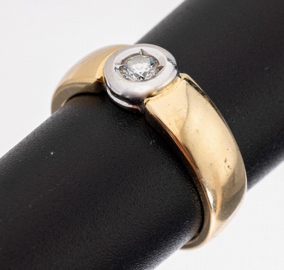 14 kt Gold Brillant-Ring, GG/WG 585/000, in WG gefasster Brillant ca. 0.18 ct Weiß/si, RW 54, ca. 5.1 g