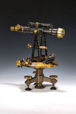 Kataster-Theodolit, Dennert & Pape, Altona, um 1900, Nr. 1859, Messinggehäuse tlw. brüniert, H. 31 cm