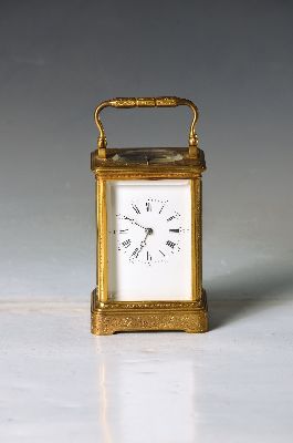 Reiseuhr mit Halbstd.-Schlag, Frankreich um 1900, verziertes Messinggehäuse, Stil Corniche, allseitig facett. verglast, Emailzifferblatt, ...