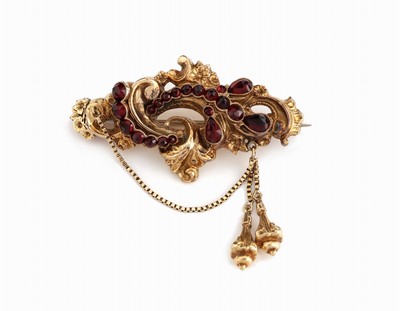 14 kt Gold Granat-Brosche, um 1840-60, GG 585/000 gefüllt, sogn. Schaumgold, reiches Dekor mit Voluten, Blüten und Blättern, facett. Granate, 2 ...