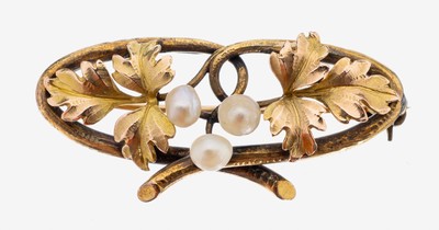 14 kt Gold Perl-Brosche, um 1900, GG 585/000 gepr., floral, kl. Saatperlen, ca. 3.5x 1.5 cm, ca. 4.0 g, Rep.-Stellen mit Zinnlot,altersbed. ...
