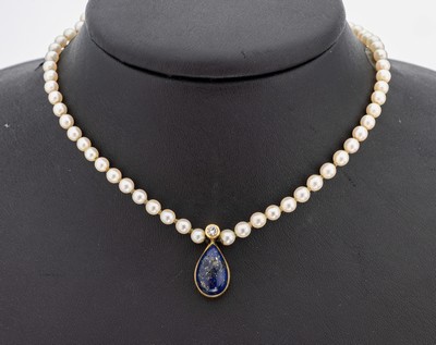 Zuchtperl-Collier mit 14 kt Gold Lapislazuli- Brillant-Mittelteil, GG 585/000, Akoyazuchtperlen, D. ca. 4 mm, tropfenf. Mittelteil mit ...