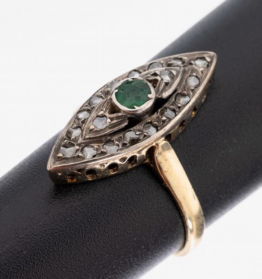 14 kt Gold Diamant-Smaragd-Ring, um 1900, GG 585/000, sogn. Schiffchenring, Ringkopf schauseitig Silber, mittig kl. rundfacett. Smaragd, 18 kl. ...