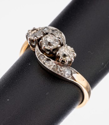14 kt Gold Diamant-Ring, um 1925-30, GG/WG 585/000, asymmetrisch, mittig 3 erhaben gefasste Altschliffdiamanten zus. ca. 0.65 ct get.Weiß/p, 8 kl. ...