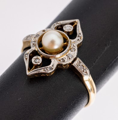 18 kt Gold Perl-Diamant-Ring, GG/WG 750/000gepr., nach älterem Vorbild, geschwungener Ringkopf, mittig Zuchtperle, D. ca. 4.3 mm, kl. Diamantrosen, ...