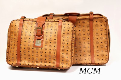 Set 2 MCM Reisekoffer, Canvas Leder, Tragegriffe und Monturen aus sattelbraunem Leder ausgeführt, Beschläge Messing, umlaufende 2-Wege Zipper, ...