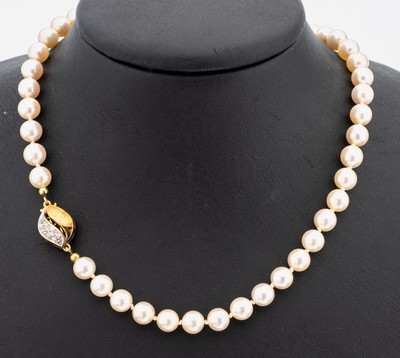 Zuchtperl-Collier mit 14 kt Gold Diamant- Schmuckschließe, GG/WG 585/000, cremefarb. Akoyazuchtperlen. D. ca. 7 mm, schönes Lüster,Schließe mit ...