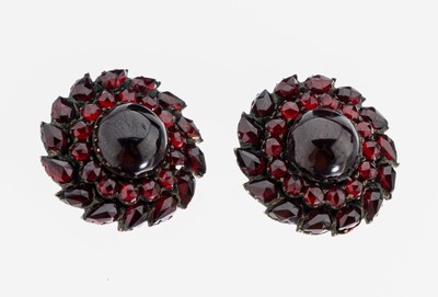 Paar 14 kt Gold und Silber Granat-Ohrstecker, GG 585/000, schauseitig in Silber gefasste Granate in versch. Größen und Schliffformen, rs. ...