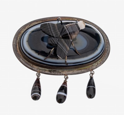 Achat-Brosche, Idar-Oberstein um 1880-1900, Silber gepr., ovaler Achat-Cabochon mit plastischer Fliege, geschnitten und geschliffen, 3 bewegl. ...
