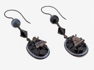 Paar Achat-Ohrhänger, Idar-Oberstein, um 1880-1900, länglich bewegl., Achate in versch. Größen und Formen, aufgelegte vollplastische Fliegen, ...