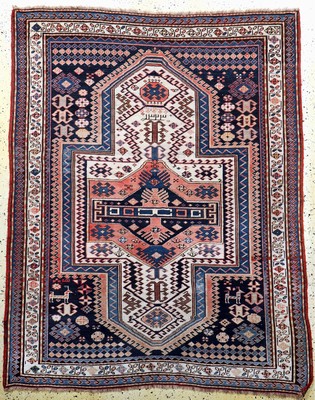 "Sewan"Kazak antik, Kaukasus, datiert 1323(1903), Wolle auf Wolle, ca. 200 x 165 cm,EHZ: 2-3(geflickte Stellen).