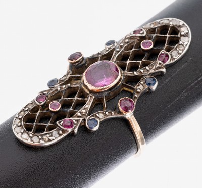 14 kt Gold Rubin-Saphir-Diamant-Ring, GG 585/000 gepr., länglich durchbrochen gearbeiteter Ringkopf schauseitig Silber, 1 ovalfacett. Rubin und 8 ...