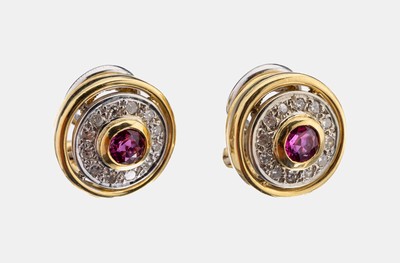 Paar 18 kt Gold Rubin-Diamant-Ohrclips, GG/WG 750/000, schlichte runde Gestaltung, 2 rundfacett. Rubine zus. ca. 0.24 ct, 24 8/8-Diamanten zus. ca. ...