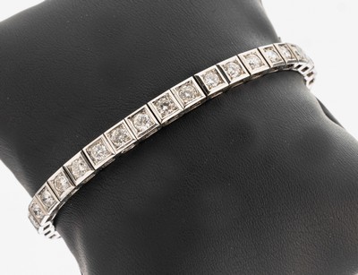 18 kt Gold Brillant-Armband, WG 750/000, 34Brillanten zus. ca. 6.00 ct feines Weiß-Weiß/ vs-si, L. ca. 18 cm, Kastenschloss mit 2 ...