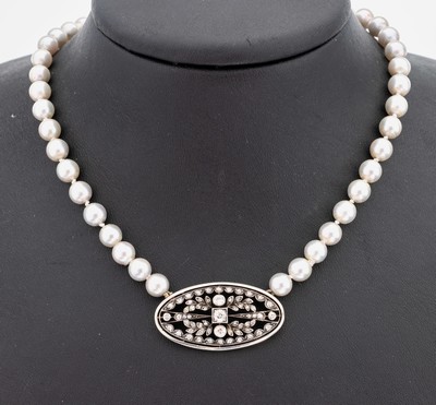 Zuchtperl-Collier mit 14 kt Gold Diamant- Mittelteil, GG 585/000 gepr., Mittelteil um 1900, ehemals Brosche, schauseitig Platin, durchbrochen mit ...