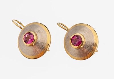 Paar 18 kt Gold Turmalin-Ohrhänger, GG/WG 750/000, Oberfläche fein sat., schlichte rundeGestaltung, 2 rundfacett. Turmaline zus. ca. 2.0 ct, ca. ...