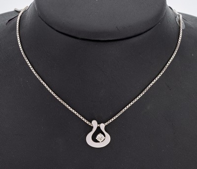 14 kt Gold Brillant-Anhänger, WG 585/000, geschwungenes Design, Brillant ca. 0.20 ct Weiß/si, an Kette, L. ca. 42 cm, Federringschließe, ca. 6.5 g