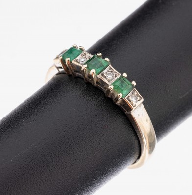 18 kt Gold Smaragd-Diamant-Ring, WG 750/000, 3 kl. Smaragd-Carrees, 4 8/8- Diamanten, neue Rhod. unerlässlich, ca. 3.0 g,RW 56