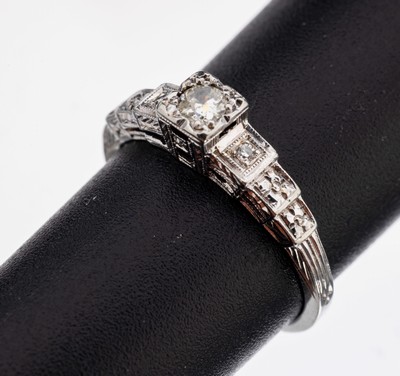 18 kt Gold Diamant-Ring, WG 750/000, im Stil des Art Deco, Aufbau in mehreren Ebenen, 1 Brillant und 2 8/8-Diamanten zus. ca. 0.11 ct ...